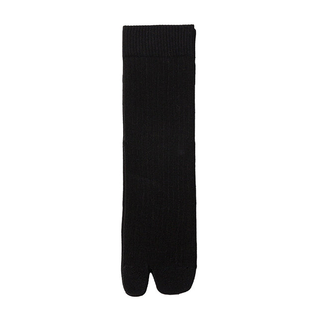 Men's plain cotton tabi socks in black, split toe, mid calf, laid flat