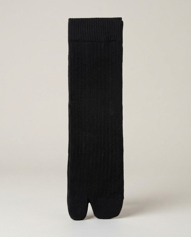 Men's plain cotton tabi socks in black, split toe, mid calf, laid flat