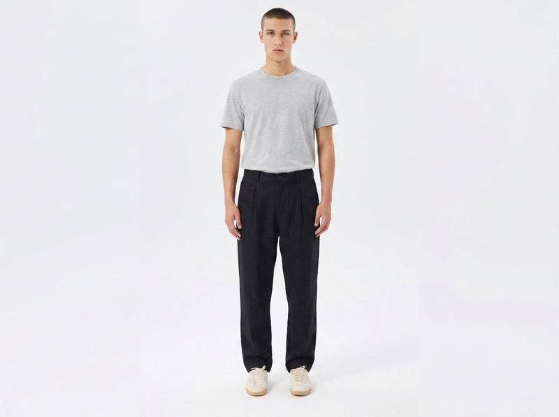 Igen pants in 100% linen, shown on model for summer fit