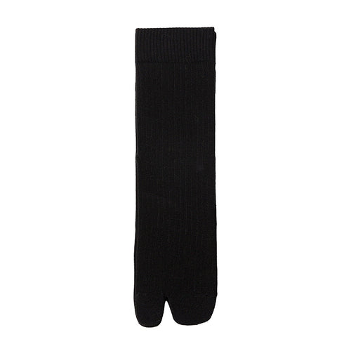 Men's plain cotton tabi socks in black, split toe, mid calf, laid flat