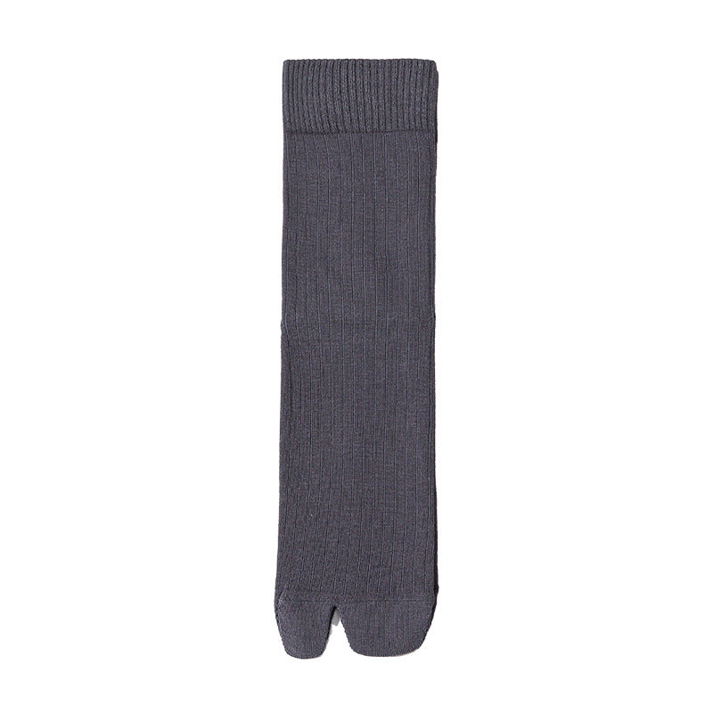 Men's plain cotton tabi socks in medium gray, split toe, mid calf, laid flat