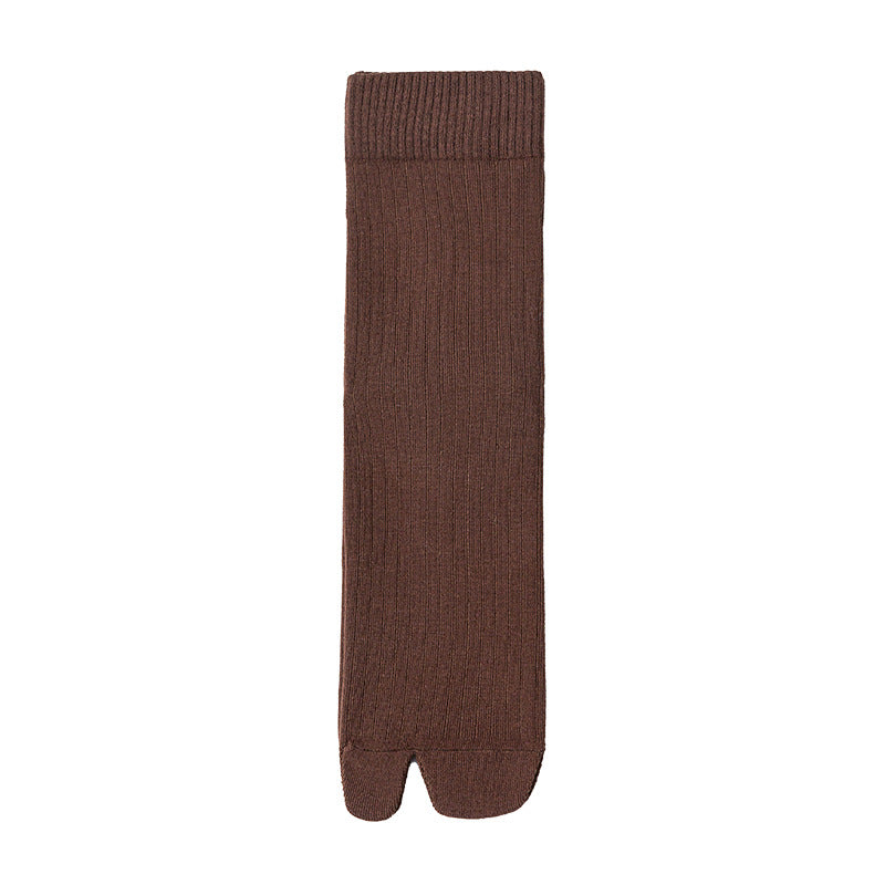 Men's plain cotton tabi socks in brown, split toe, mid calf, laid flat