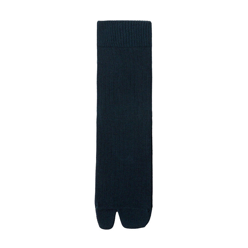 Men's plain cotton tabi socks in navy, split toe, mid calf, laid flat