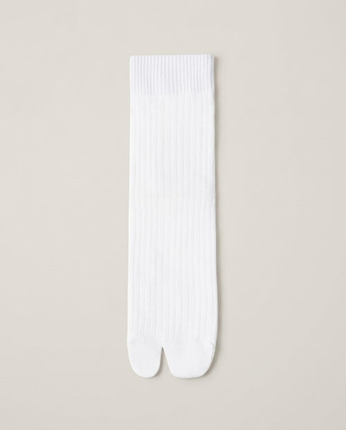 Men's plain cotton tabi socks in white, split toe, mid calf, laid flat