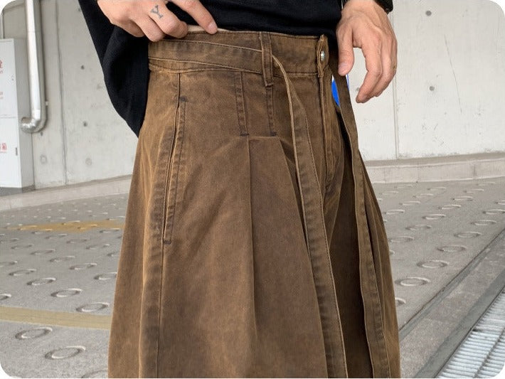 Side pocket and pleats of the brown balloon pants