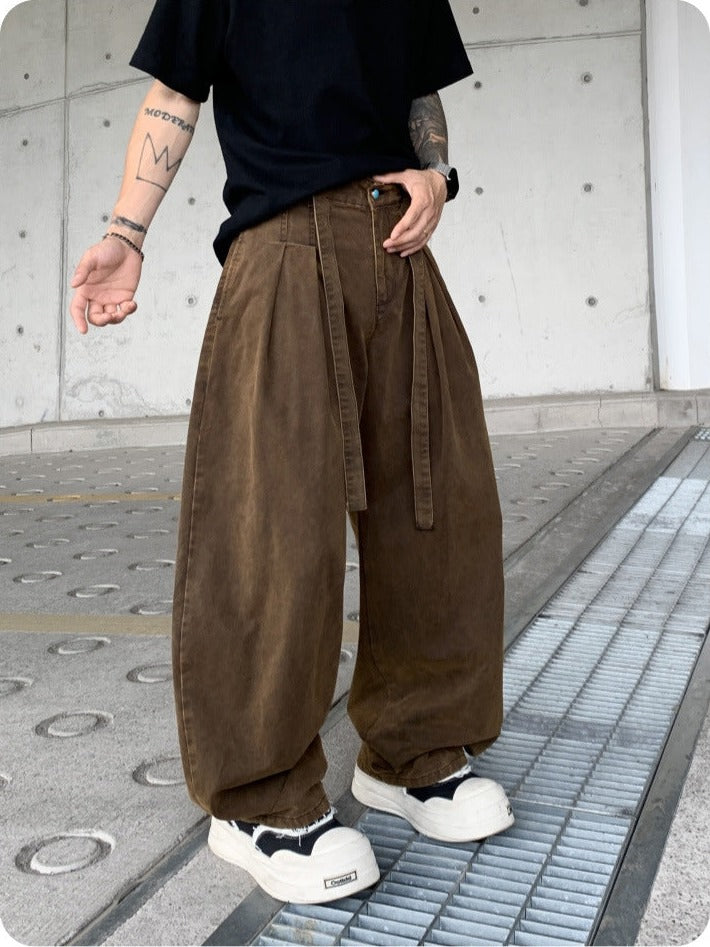 Pleated balloon pants in brown, walking